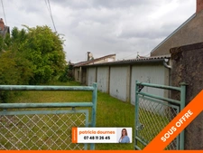 Vierzon Village, cinq garages à vendre plus maison à rénover. 