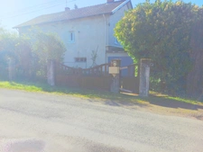 A Vierzon dans le cher Maison élevé sur sous sol  sur un teerain clos et arboré. 92 000 Euros FAI.