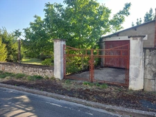 Vierzon Village,terrain constructible de 1498M2, garage de 16M2 et son atelier dans un quartier très calme.
