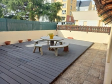 Appartement de trois chambres en rez de jardin avec grande terrasse et parking sécurisé.Vierzon centre ville.