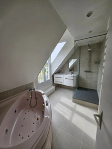 Maison sur sous sol,135m2 habitables en parfait état.Vierzon(18100).