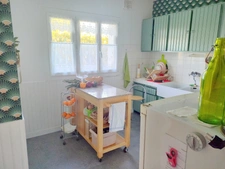 A Vierzon dans le cher Maison élevé sur sous sol  sur un teerain clos et arboré. 92 000 Euros FAI.
