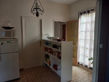 Appartement de trois chambres en rez de jardin avec grande terrasse et parking sécurisé.Vierzon centre ville.