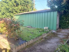 A Vierzon dans le cher Maison élevé sur sous sol  sur un teerain clos et arboré. 92 000 Euros FAI.
