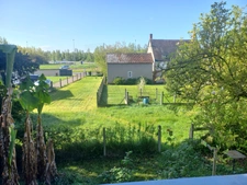 A Vierzon dans le cher Maison élevé sur sous sol  sur un teerain clos et arboré. 92 000 Euros FAI.