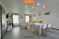 Profitez de la baisse de prix pour acquérir ce superbe pavillon de plain-pied moderne de 100 m², avec 3 chambres et un grand terrain.