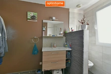 Profitez de la baisse de prix pour acquérir ce superbe pavillon de plain-pied moderne de 100 m², avec 3 chambres et un grand terrain.