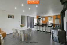 Profitez de la baisse de prix pour acquérir ce superbe pavillon de plain-pied moderne de 100 m², avec 3 chambres et un grand terrain.