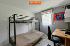Profitez de la baisse de prix pour acquérir ce superbe pavillon de plain-pied moderne de 100 m², avec 3 chambres et un grand terrain.
