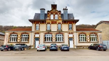 A vendre à proximité de la frontière Belge et Luxembourgeoise, un appartement à rénover dans une ancienne école qui ne demande qu’à faire sa prochaine rentrée!