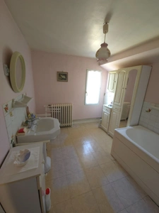 Charmante maison des années 1950 sur parcelle de terrain de 1500m² entierement clôturée.