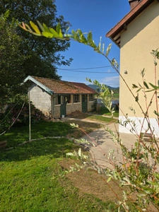 Charmante maison des années 1950 sur parcelle de terrain de 1500m² entierement clôturée.