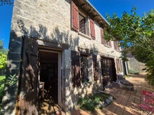 Corps de Ferme de 340 m2, avec plusieurs maisons indépendantes et 200 m2 de dépendances.