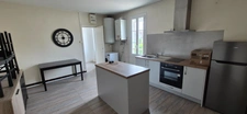 Maison de ville composée de deux appartements, 110 m2, proximité place Victor Hugo, jardin clos, cour avec stationnement