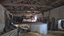Corps de Ferme à rénover de 500 m2, proche commerces, beaucoup de dépendances