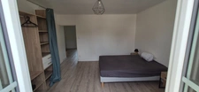 Maison de ville composée de deux appartements, 110 m2, proximité place Victor Hugo, jardin clos, cour avec stationnement