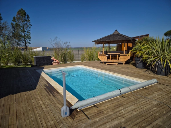 Prestation qualitative : Plain-Pied de 125 m2, parcelle paysagée de 1400 m2, piscine et paillotte