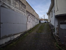 Entrepôt de 90 m2, petit parking, espace clos par portail