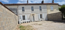 Maison de ville composée de deux appartements, 110 m2, proximité place Victor Hugo, jardin clos, cour avec stationnement
