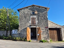 Corps de Ferme de 340 m2, avec plusieurs maisons indépendantes et 200 m2 de dépendances.
