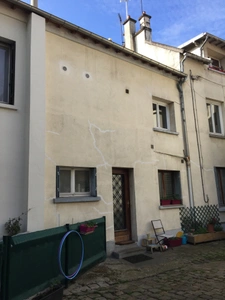 Ensemble immobilier proposant 3 commerces, 4 logements et communs