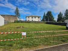Terrain constructible dans petit lotissement, emplacement qualitatif avec vue sur bosquet