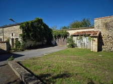 Corps de Ferme de 340 m2, avec plusieurs maisons indépendantes et 200 m2 de dépendances.