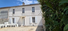 Maison de ville composée de deux appartements, 110 m2, proximité place Victor Hugo, jardin clos, cour avec stationnement