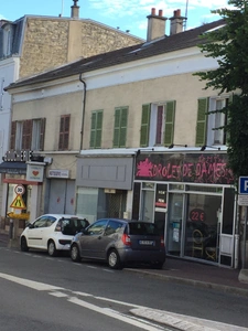 Ensemble immobilier proposant 3 commerces, 4 logements et communs