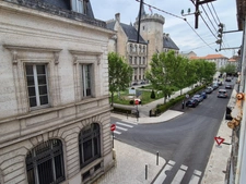 Appartement T2 en résidence sécurisée, face Hôtel de Ville, proche tous commerces et transport.