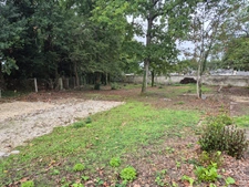 Beau terrain clos de 1600 m2, secteur calme, proche commerces et transport 