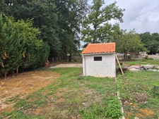 Beau terrain clos de 1600 m2, secteur calme, proche commerces et transport 