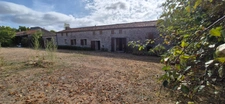 Corps de Ferme de 340 m2, avec plusieurs maisons indépendantes et 200 m2 de dépendances.