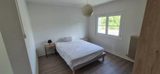 Maison de ville composée de deux appartements, 110 m2, proximité place Victor Hugo, jardin clos, cour avec stationnement