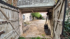 Corps de Ferme à rénover de 500 m2, proche commerces, beaucoup de dépendances
