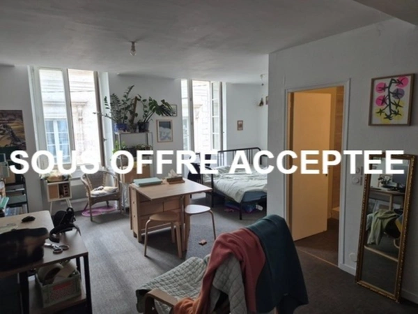 Appartement T2 en résidence sécurisée, face Hôtel de Ville, proche tous commerces et transport.