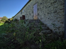 Corps de Ferme de 340 m2, avec plusieurs maisons indépendantes et 200 m2 de dépendances.