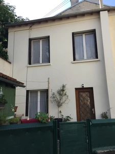 Ensemble immobilier proposant 3 commerces, 4 logements et communs