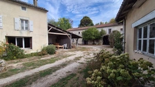 Corps de Ferme à rénover de 500 m2, proche commerces, beaucoup de dépendances