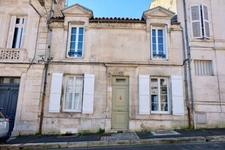 Maison de caractère, centre ville, proche bus et commerces