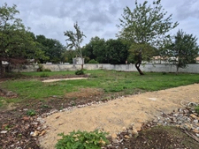 Beau terrain clos de 1600 m2, secteur calme, proche commerces et transport 