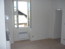 Appartement T2 en résidence sécurisée, face Hôtel de Ville, proche tous commerces et transport.