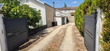 Maison de ville composée de deux appartements, 110 m2, proximité place Victor Hugo, jardin clos, cour avec stationnement