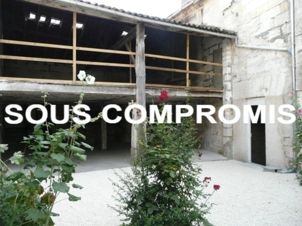 Immeuble de rapport proposant 9 logements : 4 studio, 3 T2, 1 T1bis et un T3 avec vue sur patio