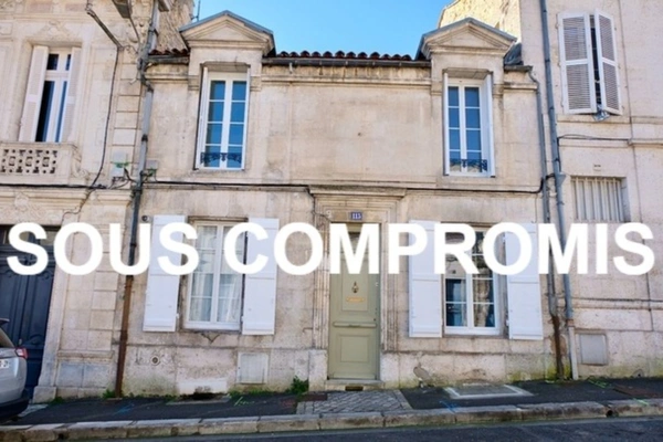 Maison de caractère, centre ville, proche bus et commerces