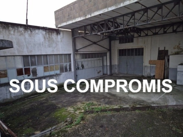 Entrepôt de 90 m2, petit parking, espace clos par portail