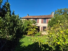 Corps de Ferme de 340 m2, avec plusieurs maisons indépendantes et 200 m2 de dépendances.