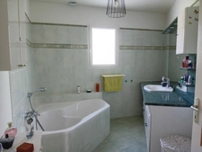 Prestation qualitative : Plain-Pied de 125 m2, parcelle paysagée de 1400 m2, piscine et paillotte