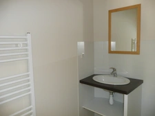 Immeuble de rapport proposant 9 logements : 4 studio, 3 T2, 1 T1bis et un T3 avec vue sur patio