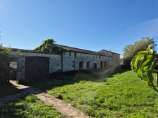 Corps de Ferme de 340 m2, avec plusieurs maisons indépendantes et 200 m2 de dépendances.